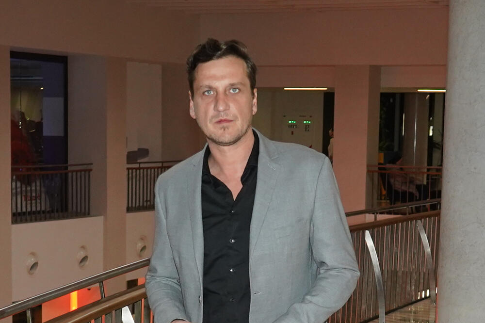 Mnogi će pući od muke kada vide kakva je lepotica pored Nenada: Od njega je mlađa 10 godina i veoma je uspešna