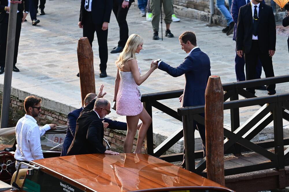 Od ovoga može da se rikne! Trampova mezimica zagrmela, Ivanka raspalila maštu! Bujne grudi na izvolte, a... (FOTO)