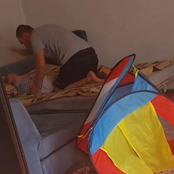 Otac krvnički tukao ćerku (4), majka sve snimala! Stravično nasilje u porodici - klečao na krevetu i šamarao dete!