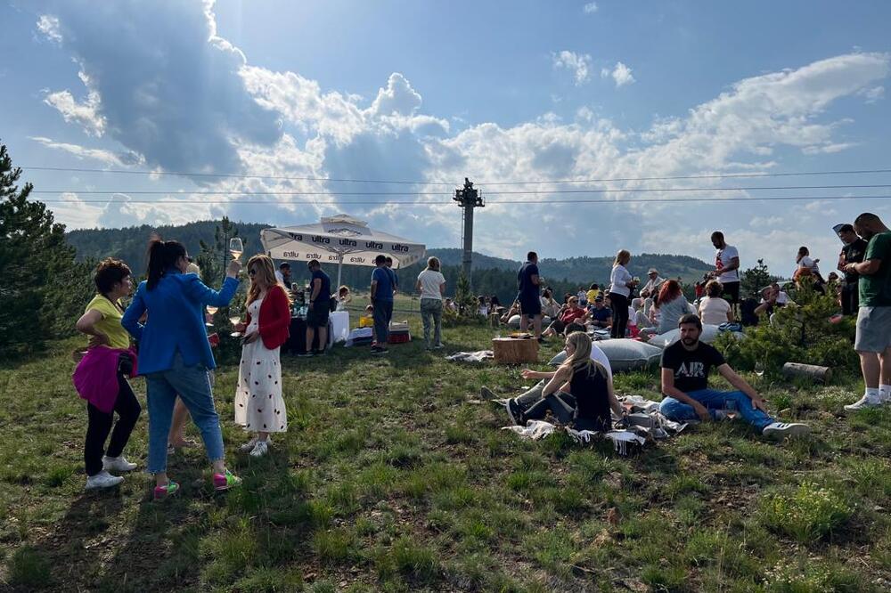 Spektakl na Ribničkom jezeru na Zlatiboru: Počela letnja sezona - Gold Gondola nastavlja da obara rekorde