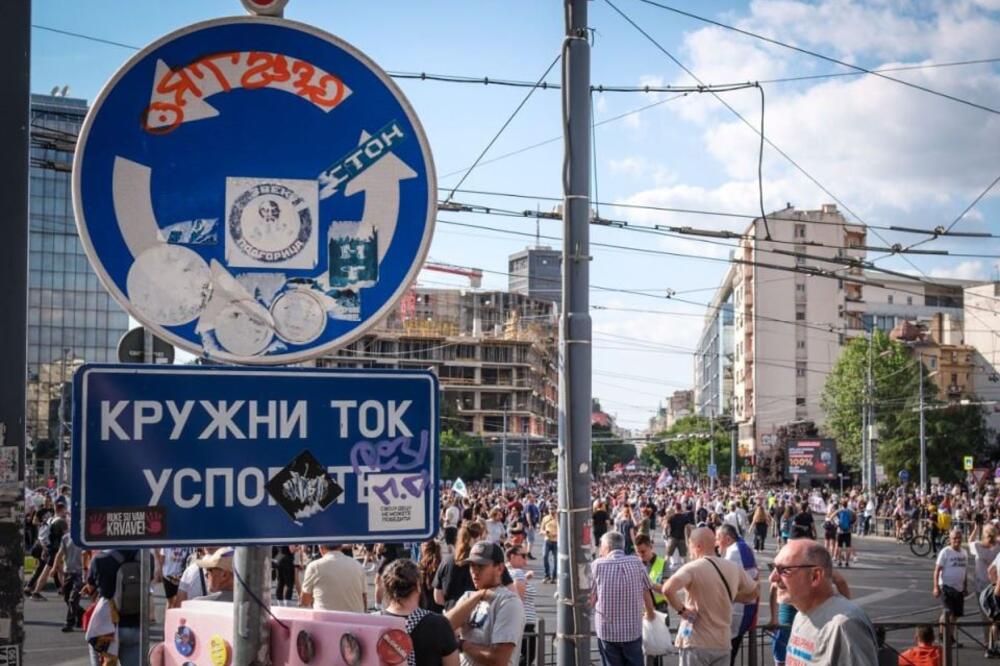 Počeo protestni skup na Slaviji: Građani stižu i na književno veče ispred Skupštine