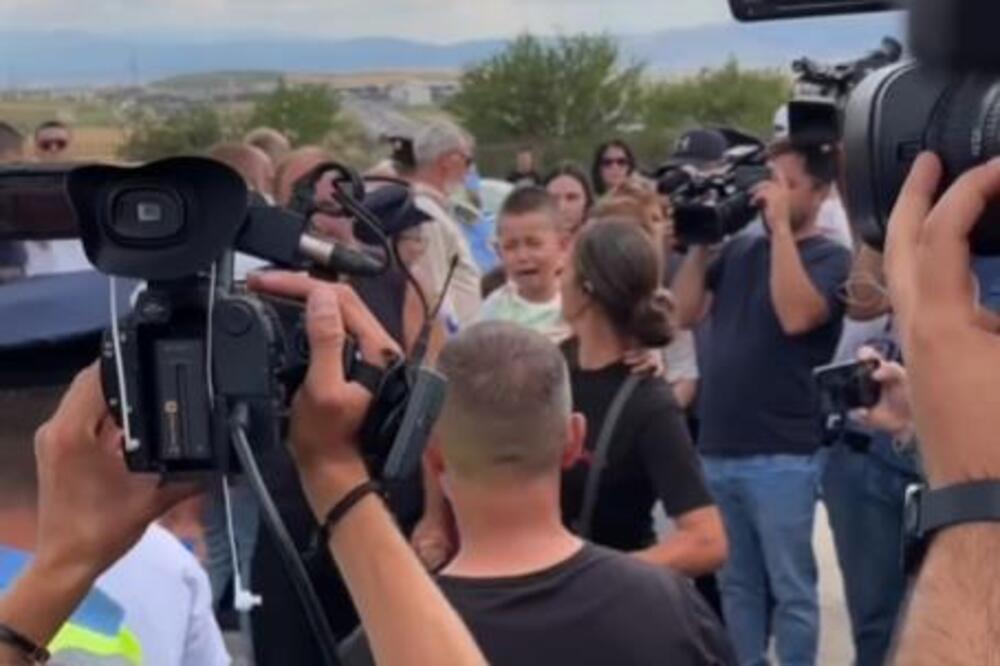 Potresne slike kidaju dušu i srce svakom Srbinu: Deca plaču dok majka brani ćerku na Gazimestanu! (VIDEO)