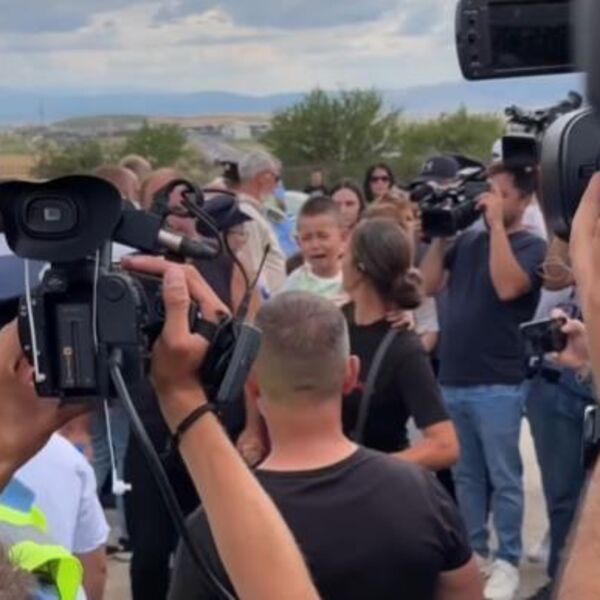 Potresne slike kidaju dušu i srce svakom Srbinu: Deca plaču dok majka brani ćerku na Gazimestanu! (VIDEO)