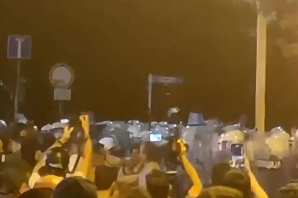 Jedan policajac je zadobio povrede: Snimak incidenta nakon protesta na Slaviji!