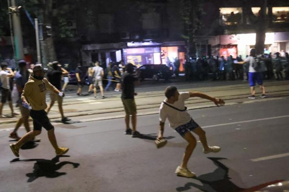 Napadnuta ekipa Kurir TV: 6 maskiranih muškaraca nasrnulo na reportera i snimatelja!