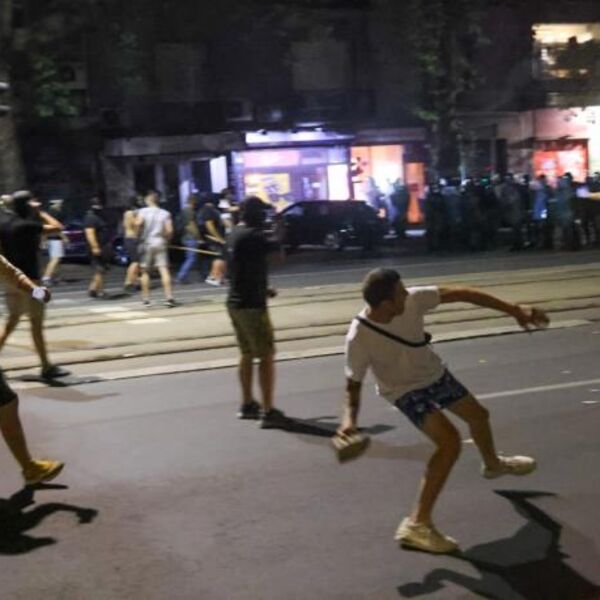 Napadnuta ekipa Kurir TV: 6 maskiranih muškaraca nasrnulo na reportera i snimatelja!