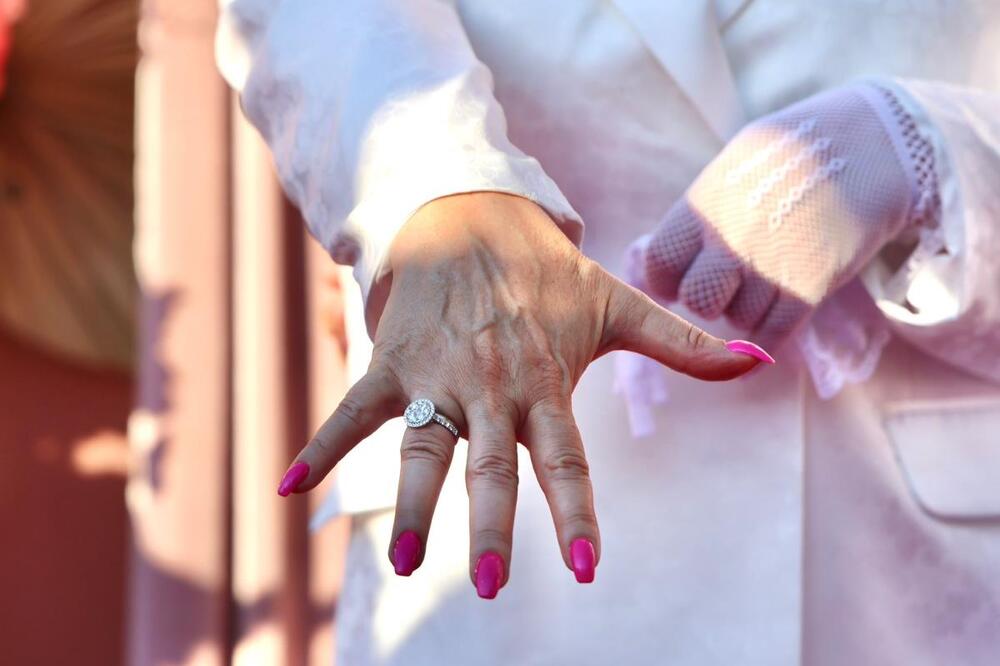 Ako sada ne oslepite, nećete nikada! Da li je ovo najveći kamen koji ste videli? Muž Kemiš odrešio kesu