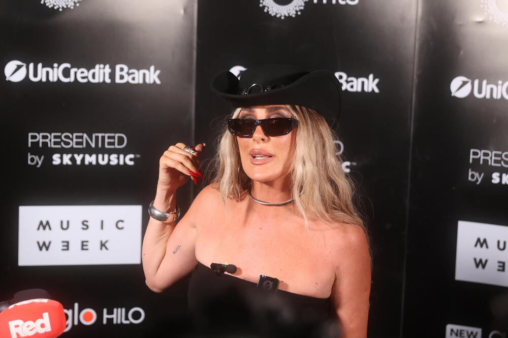 Suknju ostavila kod kuće! Golim butinama zapalila Ušće, svi vrištali zbog ovog izdanja - žena zmaj provocira