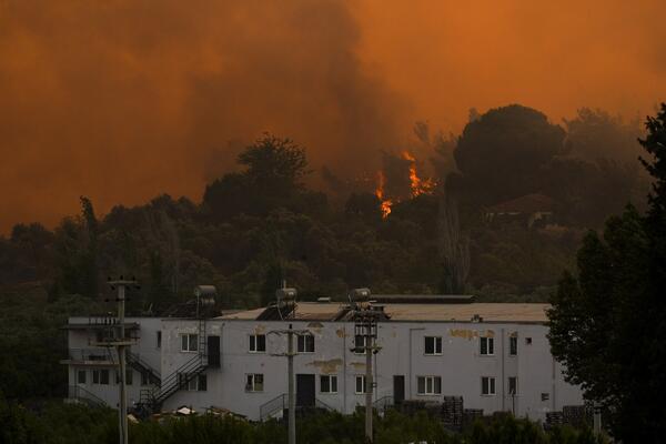 Vatrena stihija guta sve pred sobom! Poznata destinacija u plamenu od juče, avioni i helikopteri gase požar (VIDEO)