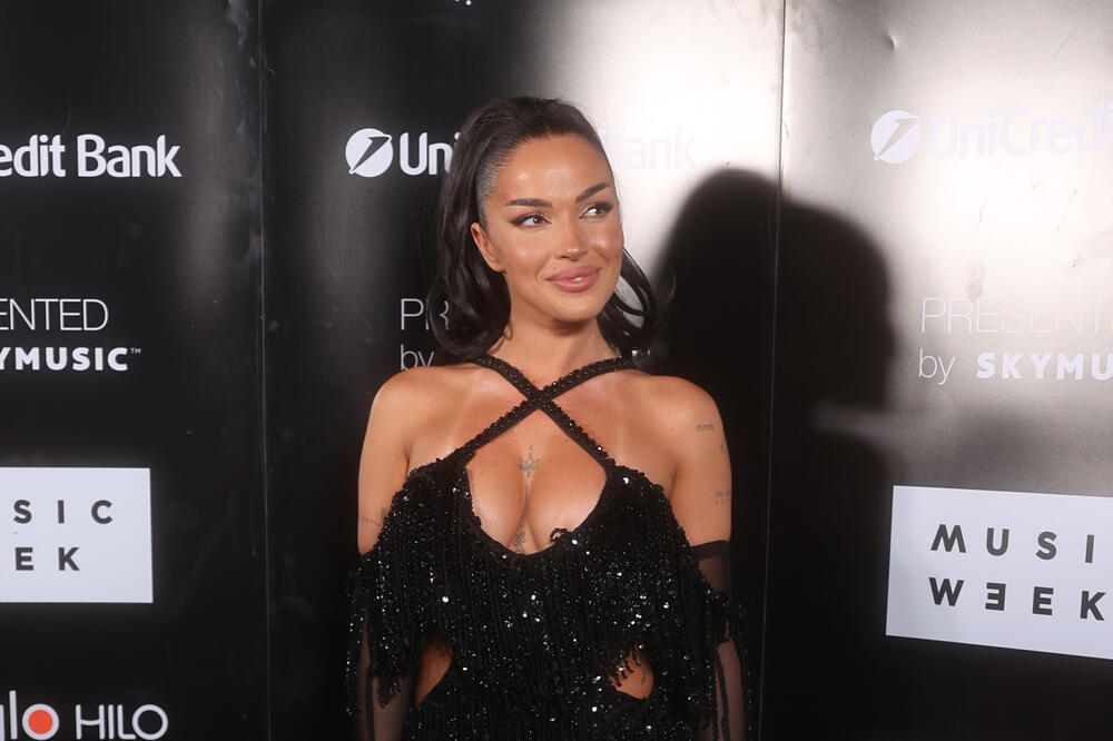 Dekolte umalo da eksplodira! Njen triko i mrežice su zapalili Ušće, stajling kakav do sad nije viđen