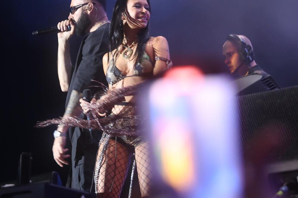 Majka došla sa obezbeđenjem, a ćerka u mrežastim čarapama glavna tema Beograđana: Ušće gorelo zbog nje, BOMBA