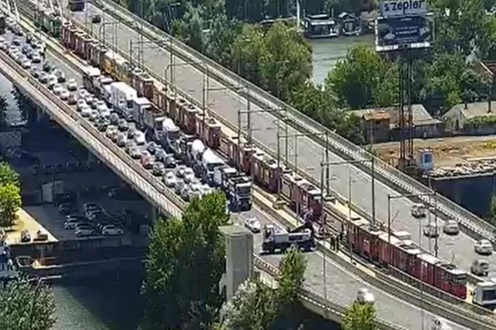 Neviđene scene na Mostu na Adi, totalna havarija, vozila ne mrdaju! Stvara se ogromna gužva, ne idite ovuda! (FOTO)