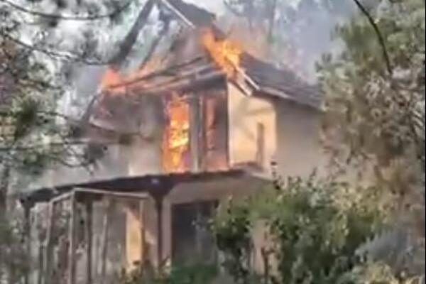 Detalji strašnog požara u Vincima na Dunavu: Izgorelo 50 kuća, 3 helikoptera gase vatru, dim otežava disanje!