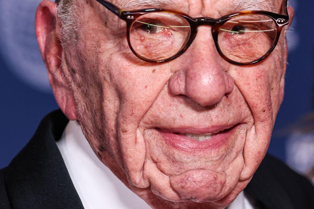 U 93. godini se oženio 5. put i svi kažu da izgledaju kao "deda i unuka"! Nije za svakoga, prizor sa plaže peče oči