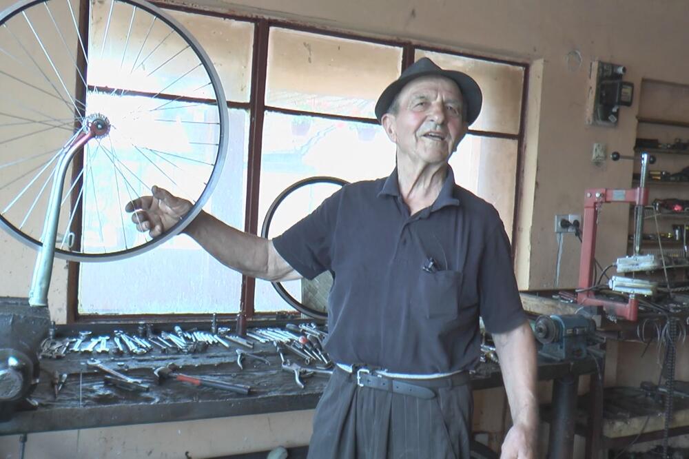 Deda Miroslav iz Kraljeva ne odustaje od zanata: Ima 85 godina i radi svaki dan - otkrio i kako ga posao usrećuje
