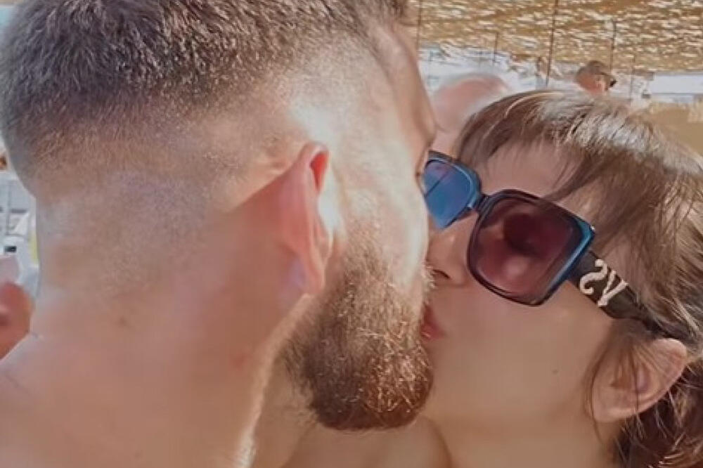 Vreo snimak Miljane Kulić zapalio naciju: Evo šta je sa dečkom radila na bazenu, nisu mogli da se suzdrže