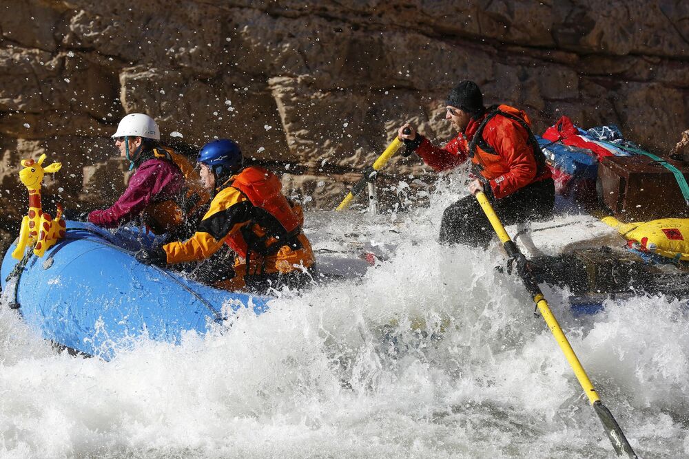 Rafting je termin koji se sa engleskog jezika može prevesti kao „splavarenje divljim vodama”