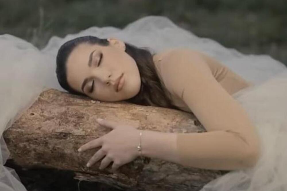 MILICA MILOVANOVIĆ OSVAJA ESTRADU! Okupila poznate autore, pesma sve oduševila, a spot ima više od MILION pregleda