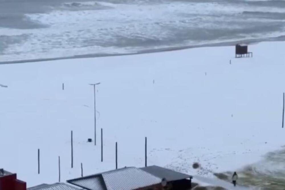 Kod nas plus 40, a ove dve zemlje okovao ledeni talas! Plaže pod snegom, ljudi se smrzavaju do smrti! (VIDEO)