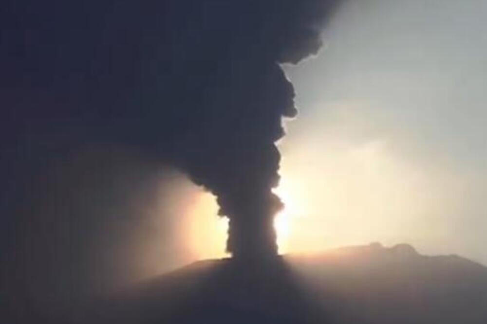 Strašna erupcija vulkana u Japanu! Oblak pepela dostigao visinu 5 kilometara, a potresi ljuljaju ostrva! (VIDEO)
