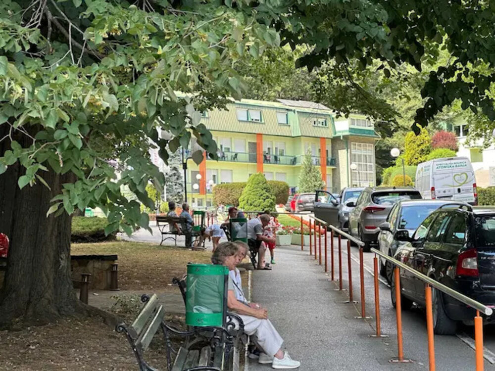 Ljudi u Atomskoj banji sede na klupici