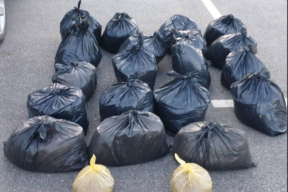 Pokušao da pobegne, a pazite samo šta je sakrio u džakove: Policija zaustavila automobil, u njemu zatekla... FOTO