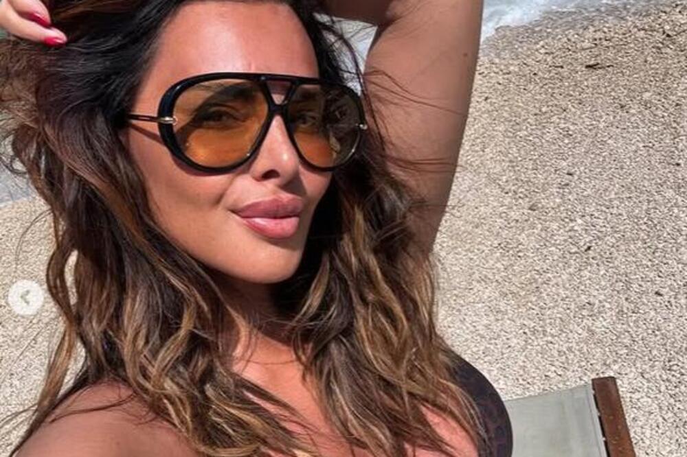 NIJE NI ČUDO ŠTO SU JE ŽENILA DVOJICA PEVAČA! Nakon razvoda, živi skupo i bahato, troši ne misleći na sutra