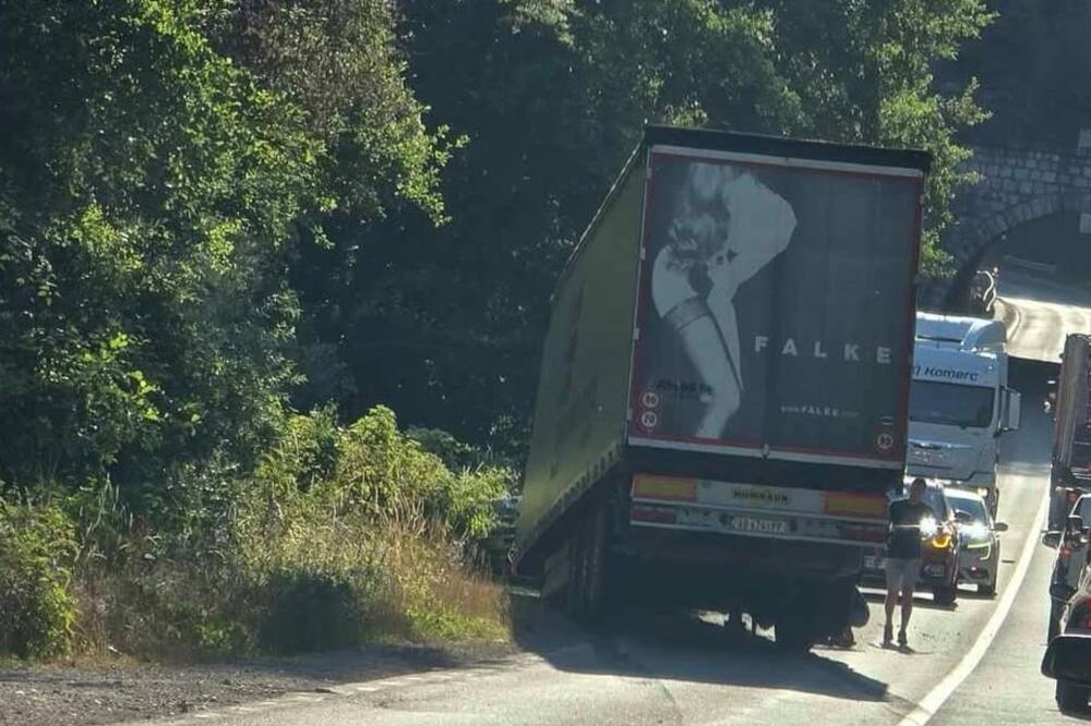 Drama na putu između Bistrice i Nove Varoši: Otkačila se prikolica sa šlepera i sletela sa kolovoza