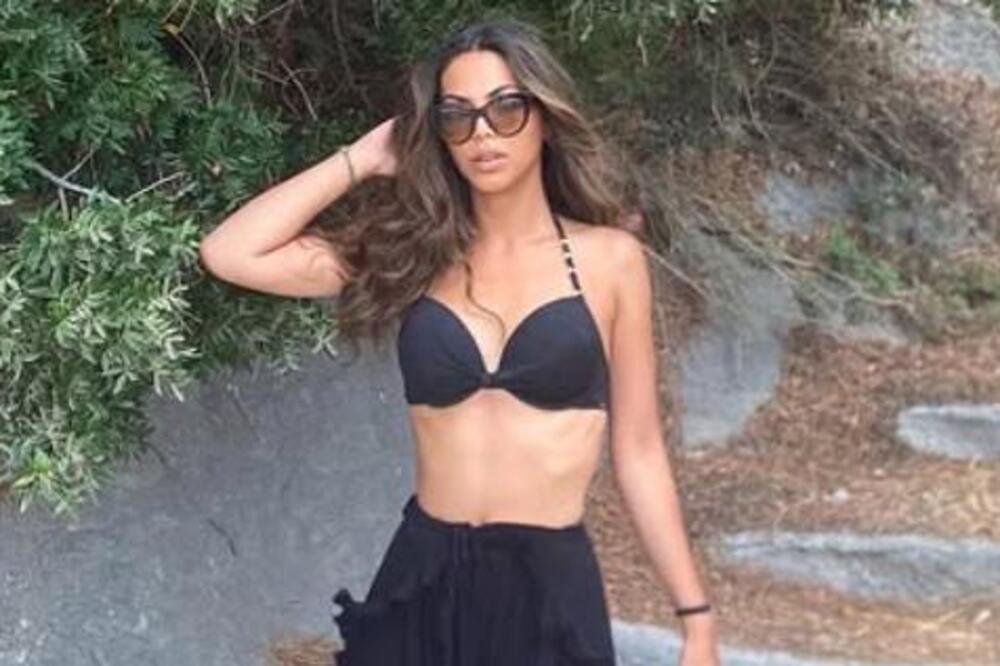 Da li je ona najvrelija kuma u zemlji? Tračicama sakrila intimu, padaće vam graške znoj zbog ove mačke, baš je jaka