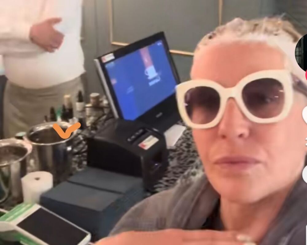 Ana se snimala sa farbom na glavi