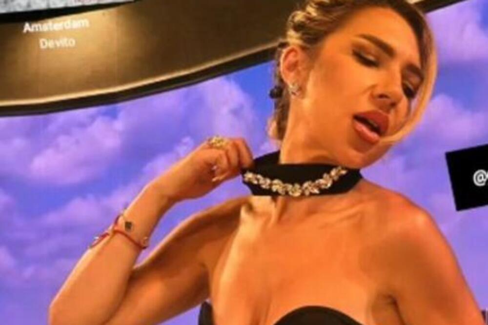 Au Jovana, šta radiš narodu: Umalo joj sevnula intima u emisiji, u korset jedva smestila bujne grudi, baš je jaka