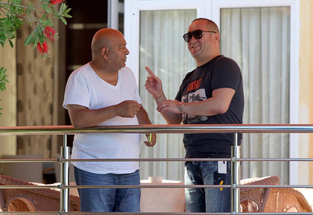 Sakrili se ispod stola