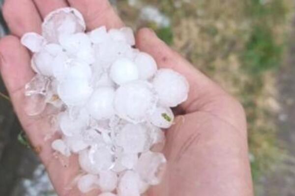 Grad napadao u Aranđelovcu: Ovo su slike sa lica mesta!