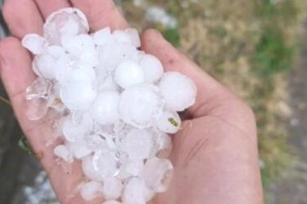 Krenulo je nevreme, grad tukao u ovom delu Srbije! Napadao veličike LEŠNIKA, ZIMA USRED LETA (FOTO)