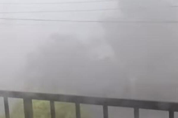 Oluja tutnji ovim gradom u Srbiji! Vetar šiba na sve strane, ovi delovi ostali i bez struje! Apokaliptičan prizor