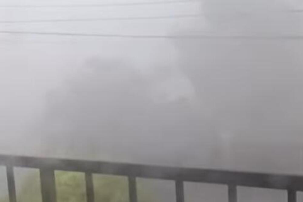 Oluja tutnji ovim gradom u Srbiji! Vetar šiba na sve strane, ovi delovi ostali i bez struje! Apokaliptičan prizor