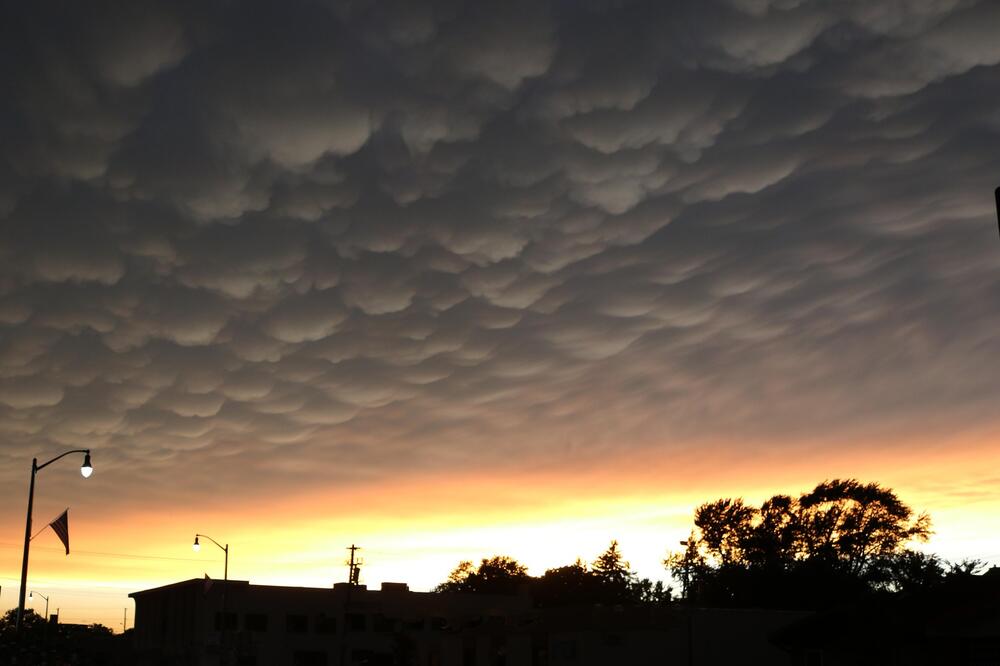 Danas u Srbiji je vreme opasno! Uz tropske temperature stiže i veliko nevreme, evo kada tačno!