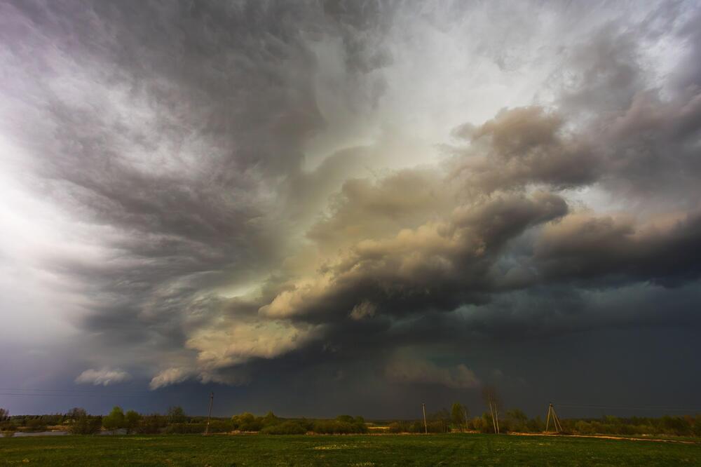 Na teritoriji cele Srbije na snazi crveni meteoalarm! Vreme je jako opasno! Pravi haos nam tek sleduje!