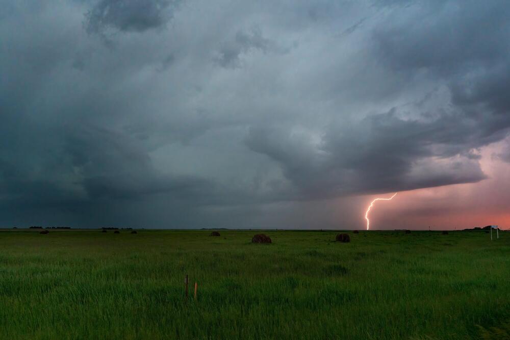 U ovom delu Srbije već pljušti i grmi! Jak pljusak se kreće i prema ovom gradu! Pašće i više od 10 litara kiše!