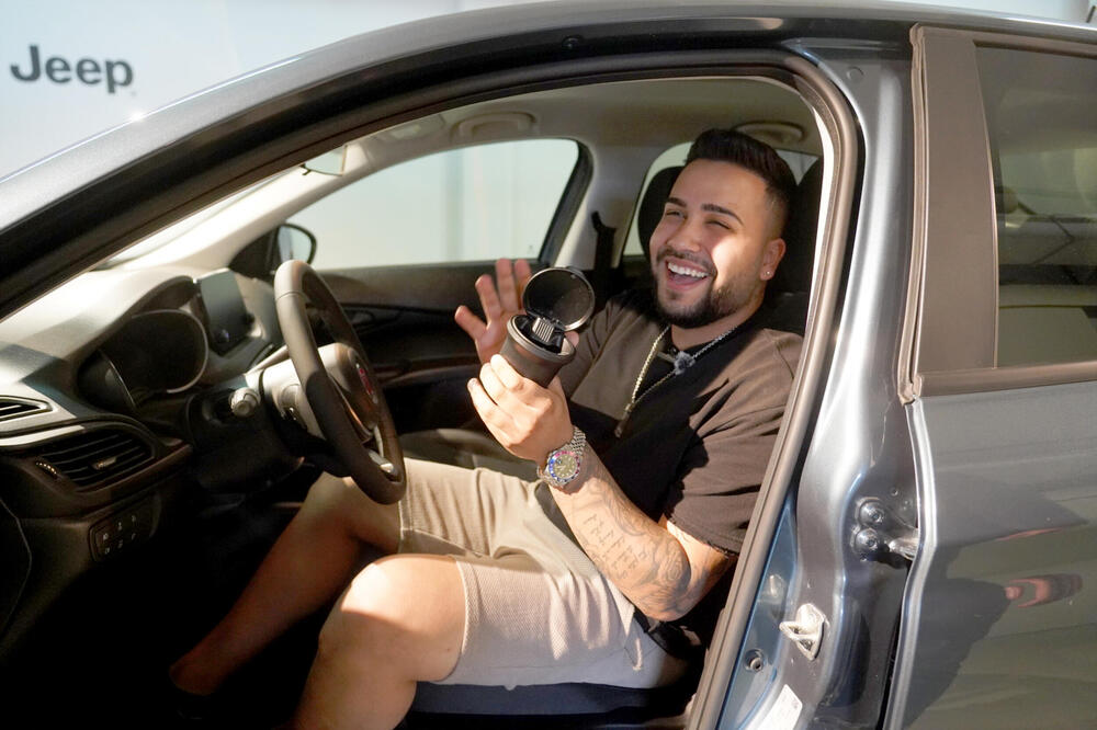 PA, GDE IDE DA SE POKLON PRODAJE? Stanišić naljutio narod - TEK DOBIO AUTO I HOĆE DA GA "UDOMI" ZA SMEŠNE PARE?