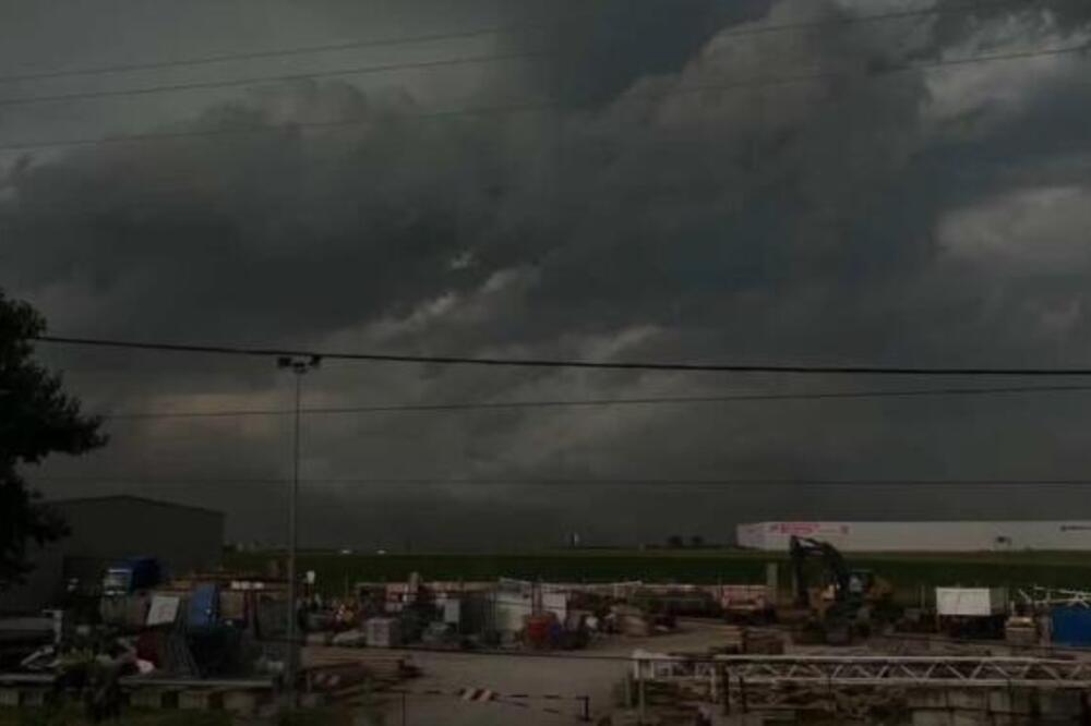 Usred bela dana kao da je noć! Smračilo se i u ovom delu! Prizor je jeziv - crni oblaci, sivilo, mrak... (FOTO)