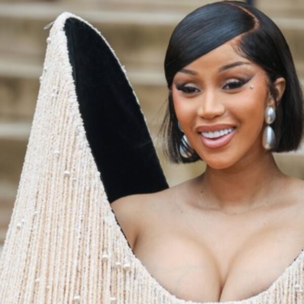 Ljudi od ovog beže kao đavo od krsta, a njoj je na ruci! Čak su joj i grudi pale u senku, svi zatečeni na mestu