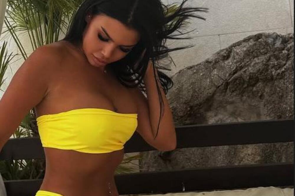 Muškarci će da se uzbude samo tako! Iscurela eksplicitna fotka iz hotelske sobe, čaršav prekrio hot delove