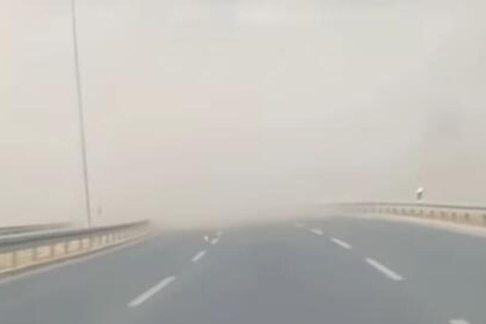 VOZAČI, OPREZ! Olujni vetar pravi haos na ovom auto-putu! Ne vidi se prst pred okom! Prašina leti na sve strane!