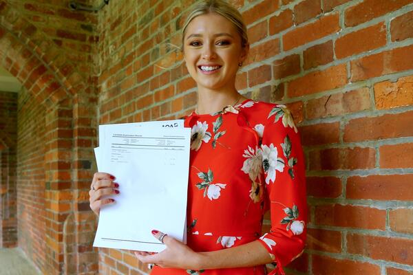 Ovu devojku je majka naterala da ODUSTANE OD LEČENJA OD RAKA! Bolest je pokosila za 7 meseci, a jedno baš užasava!