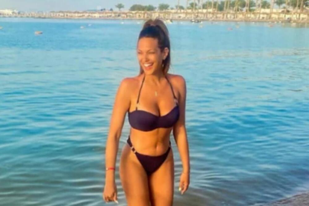 ZA OVAKVE GRUDI NI NE TREBA BRUS! Zapaljivo vruće fotke voditeljke iz lifta, GRUDNJAK je suvišan