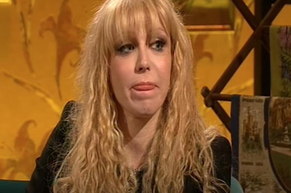 DOHVATILA MOĆNIKA U SVOJE KANDŽE I NAMERNO GA DROGIRALA: Ceo svet gleda sa prezirom ovu fatalnu plavušu, zbog nje..