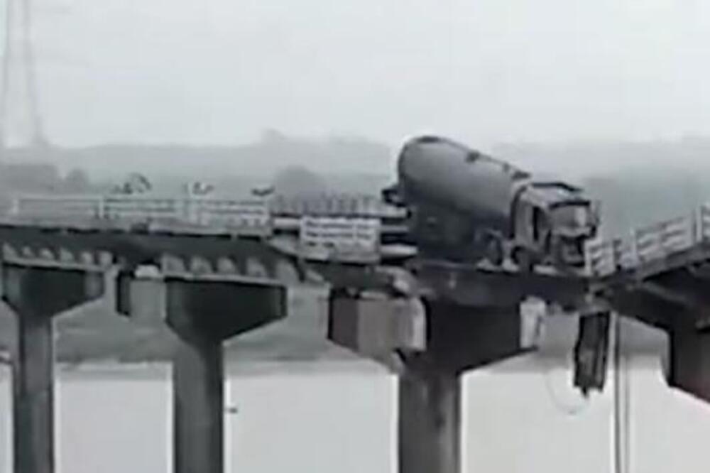 Srušio se deo mosta, vozila se survala u reku! Crna tačka poznata po stravičnim tragedijama, ima poginulih (VIDEO)