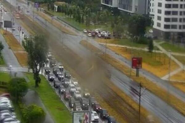 Totalni haos na Brankovom mostu, vozila se jedva pomeraju: Velike gužve u smeru ka Novom Beogradu (FOTO)