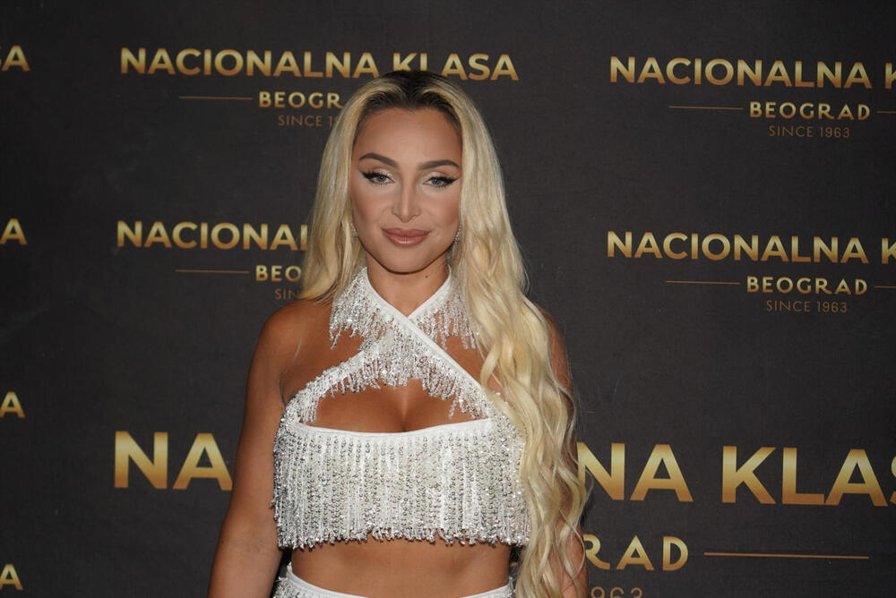 PROVOKATIVNA MAJA RASPAMETILA SVE OBJAVOM IZ KREVETA! Pevačica se snimala u donjem vešu, od prizora padaju vilice